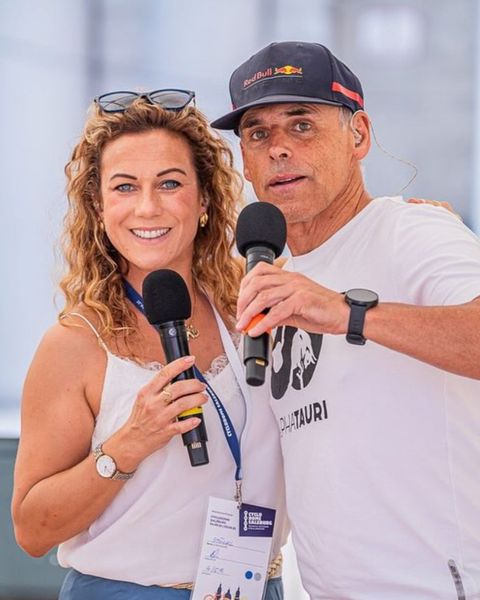 Manuela Stöckl und ein Co-Moderator mit Mikrofonen bei einer Sportveranstaltung